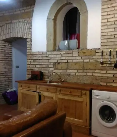 아파트 Newly Decorated Ground Floor Flat. *