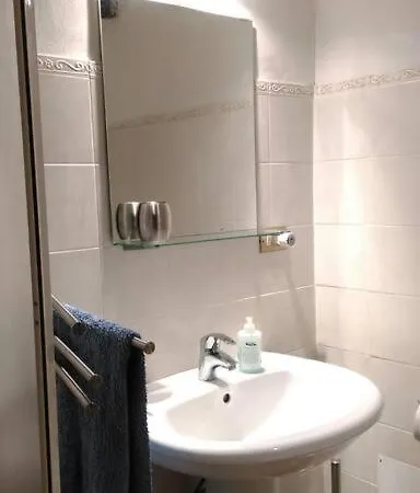 Newly Decorated Ground Floor Flat. 아파트 수트리